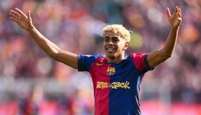 لعملاق الدوري الإنجليزي.. لامين يامال يرتدي قميصا أسقط برشلونة (صورة)