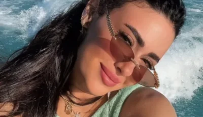 على اليخت.. ميرنا مور الدين تتألق بإطلالة صيفية أنيقة