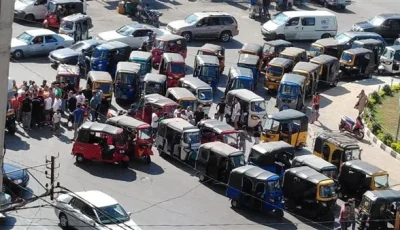 سائقو “التوك توك” يغلقون الطريق اعتراضًا على مصادرة مركباتهم خلال حملة أمنية!