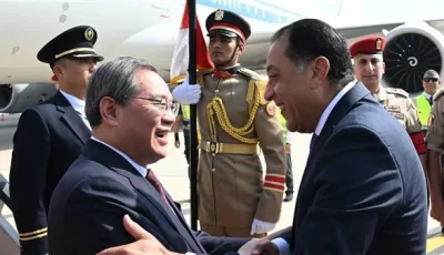 رئيس الوزراء يرحب برئيس مجلس الدولة الصيني في مطار القاهرة الدولي