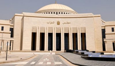 زيادات في البدلات ومساواة مهنية.. البرلمان المصري يزف بشرى للأطباء