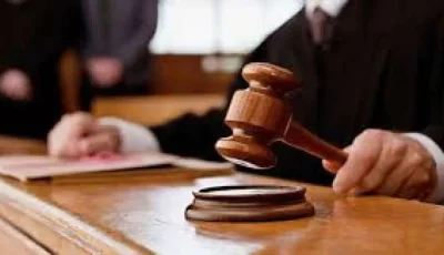 المدعي العام للجنايات الكبرى يوجه تهم القتل ومحاولة القتل والتدخل في القتل لـ 25 متهماً في قضية التسمم بالكحول.