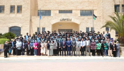 خريجو كلية التمريض في جامعة الزرقاء يؤدون اليمين المهني