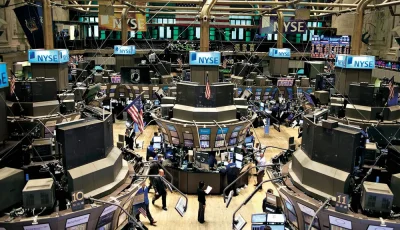 ارتفاع مؤشرات وول ستريت بفعل التفاؤل حول تخفيض أسعار الفائدة