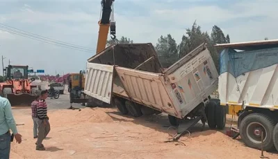 ازدحام مروري نتيجة انقلاب شاحنة تحمل زلطًا على الطريق الأوسطي