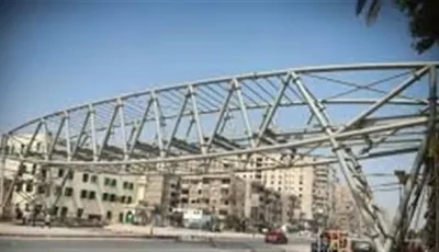 استكمال بناء جسر المشاة في محور العصار بشبرا الخيمة لخدمة العامة